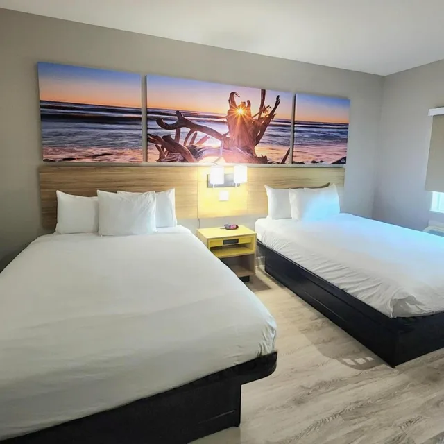 جناح بسريرين كوين بحوض استحمام لذوي الإعاقة، Days Inn & Suites By Wyndham Galveston West/Seawall 1/3