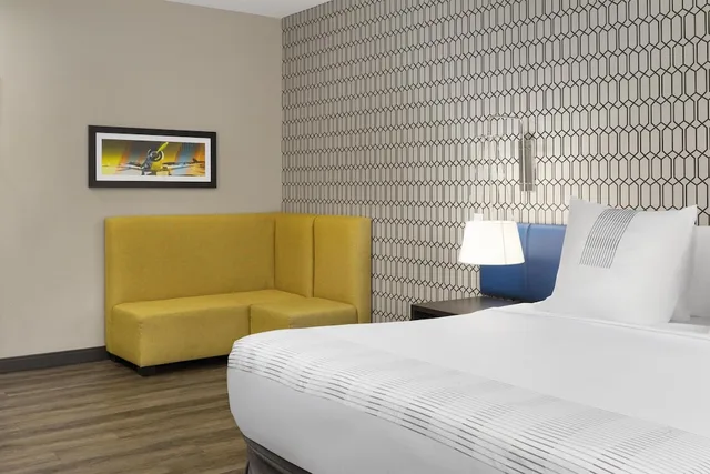 غرفة قياسية بسرير كينج لذوي الإعاقة، Glo Best Western Nashville 3/6