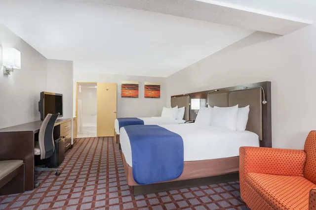 غرفة بسريرين مزدوجين لذوي الإعاقة، Days Inn by Wyndham Woodbury Long Island 1/2