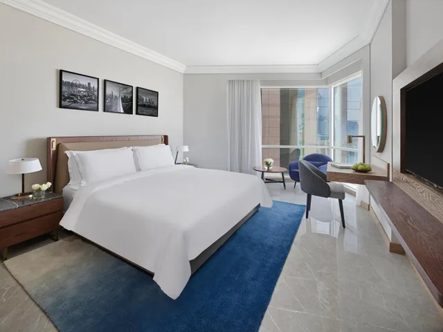غرفة بسرير كينج بإطلالة على الحديقة، Fairmont Hotel Dubai 1/5