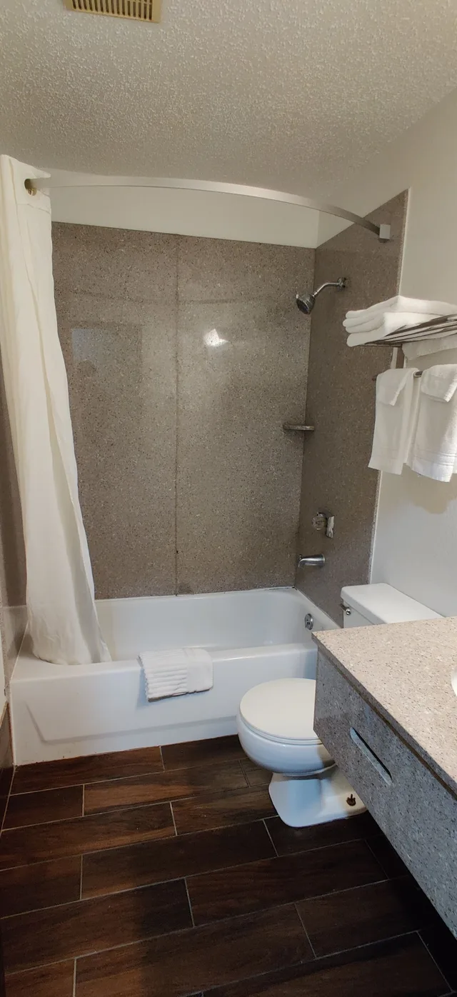 Room, Queen Bed, Super 8 By Wyndham Champaign 9/10