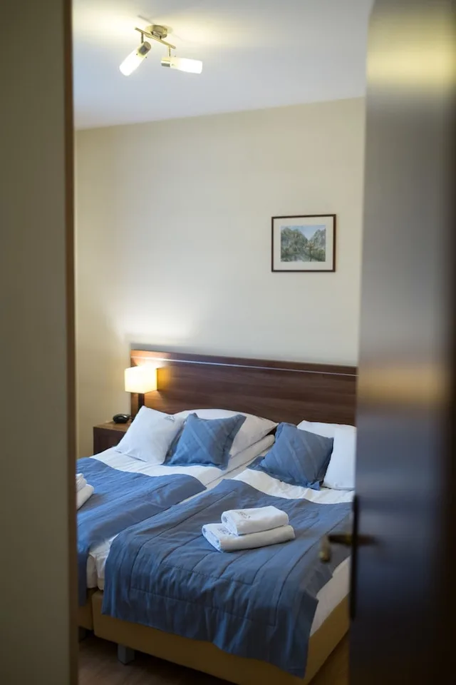 شقة بسرير كوين وسريرين منفصلين بغرفتي نوم مع أريكة، BELLAMONTE APARTHOTEL 1/10