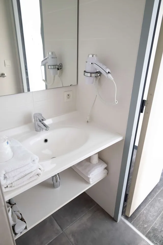 Comfort, Quadruple, 1 Double and 2 Bunk Beds، Brit Hotel Confort Saint-Lo 4/4