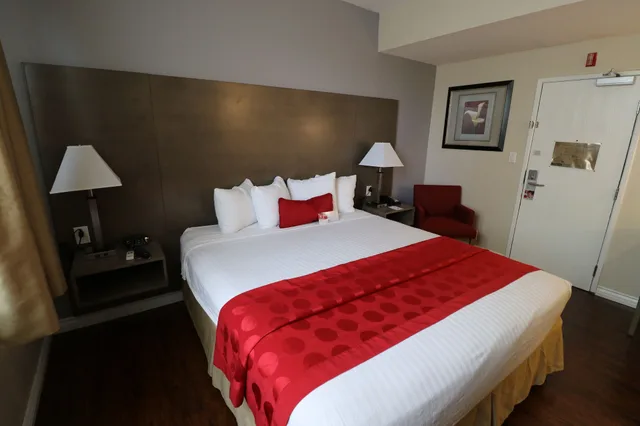 غرفة بسرير كينج لذوي الإعاقة، Ramada by Wyndham San Diego Airport 3/7