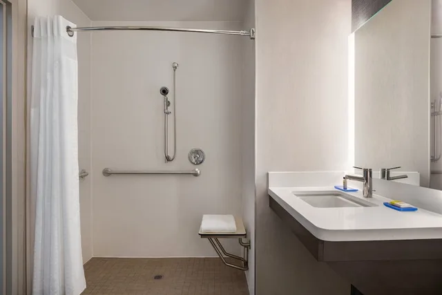 غرفة قياسية بسريرين كوين لذوي الإعاقة، Holiday Inn Express Hotel Suites Denver Airport 4/5