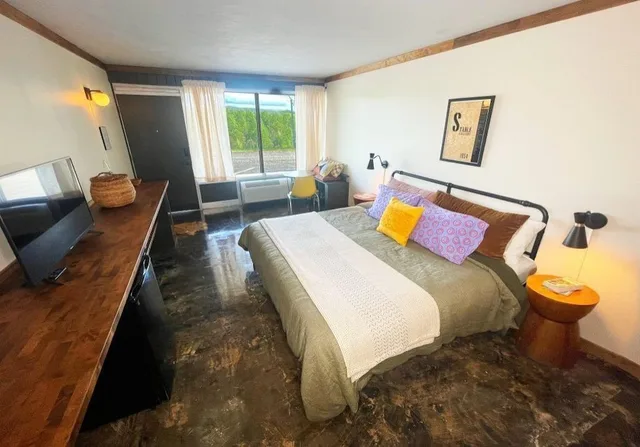 Deluxe, King Bed, Early Blue Motel 3/7