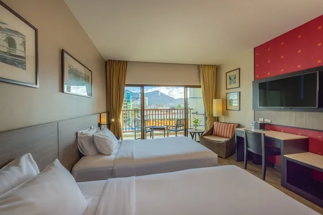 Superior City View, Deevana Plaza Phuket Patong 2/9