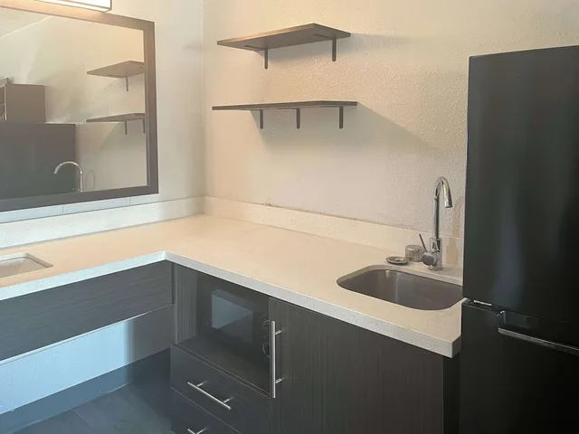 غرفة ديلوكس بسرير كينج، Studio6 Lake Jackson, TX 6/6