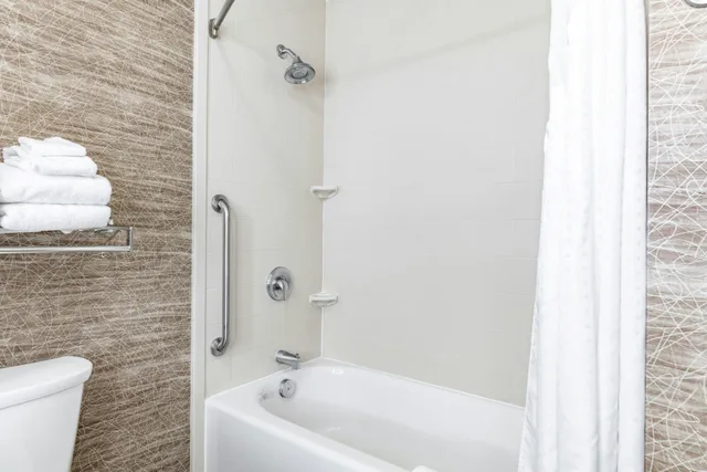 غرفة بسرير كينج لذوي الإعاقة، Holiday Inn Express & Suites New Martinsville 4/5