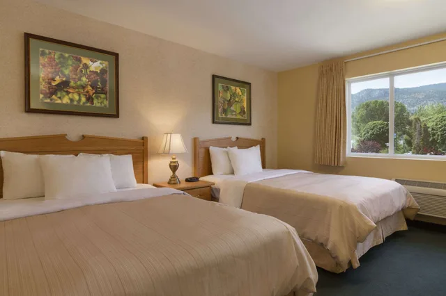 Room, 2 Queen Beds, Pool Side، Days Inn by Wyndham Penticton Conference Centre 2/7