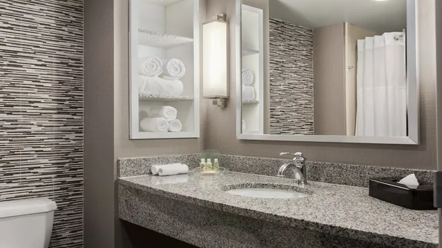 غرفة بريميوم بسرير فردي، Holiday Inn & Suites Williamsburg-Historic Gateway 2/2