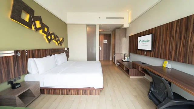 غرفة قياسية بسرير كينج بإطلالة على المدينة بحوض استحمام، Holiday Inn Cikarang Jababeka 7/10