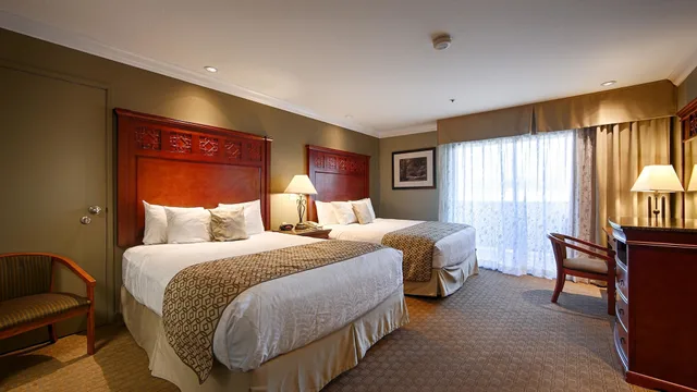 غرفة قياسية بسريرين مزدوجين لذوي الإعاقة، Best Western Plus Forest Park Inn 4/8
