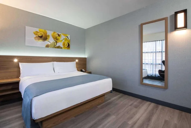 غرفة بسرير مزدوج لذوي الإعاقة، Wingate By Wyndham Long Island City 1/2