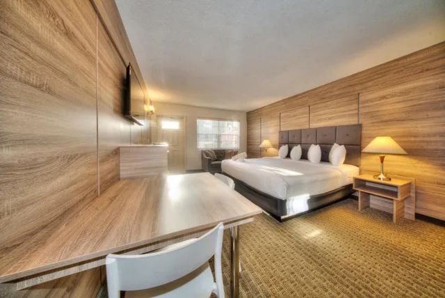 Studio, King Bed, Club Lux Resort By the Beach 4/8