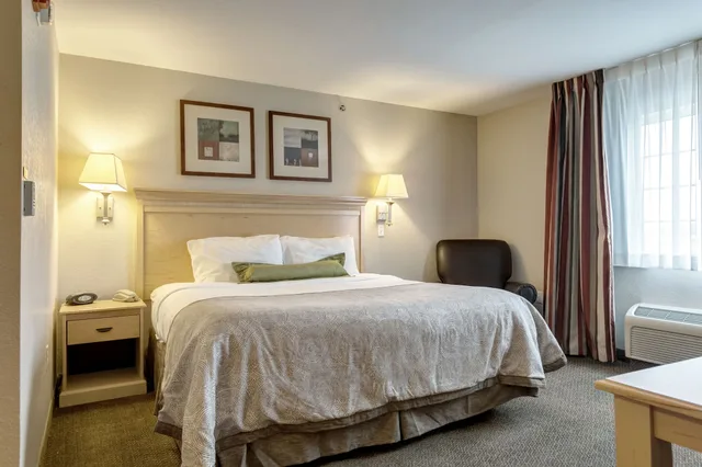 غرفة قياسية بسرير كوين، Candlewood Suites Paducah 2/7