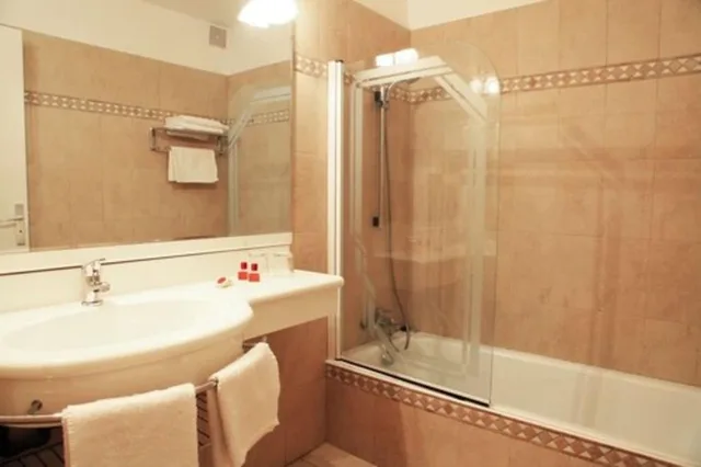 غرفة سوبيريور ثلاثية بسرير كوين وسرير فردي بإطلالة على البحر بشرفة، Hotel Le Subrini 4/4