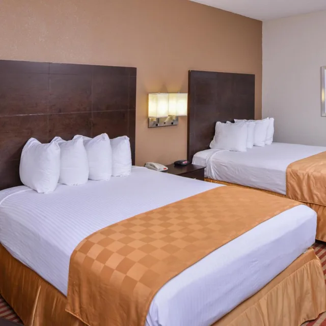 غرفة بسرير مزدوج بحمام خاص، Americas Best Value Inn & Suites Bastrop 3/5