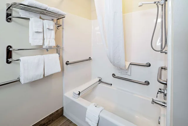 جناح بسريرين كوين لذوي الإعاقة، Quality Inn & Suites Robbinsville NC 3/3