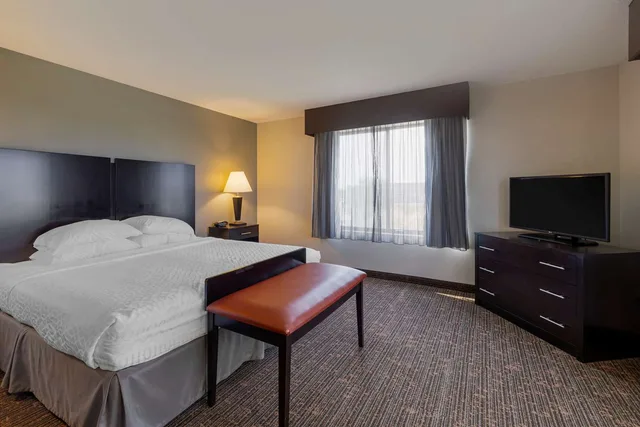 جناح كبير بسرير كينج مع أريكة، Best Western Plus Omaha Airport Inn 1/4