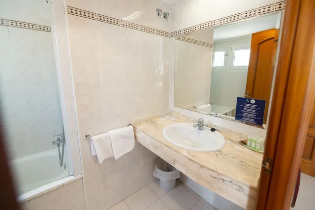 غرفة قياسية ثلاثية بسرير مزدوج وسرير فردي، Risech Hotel 9/9