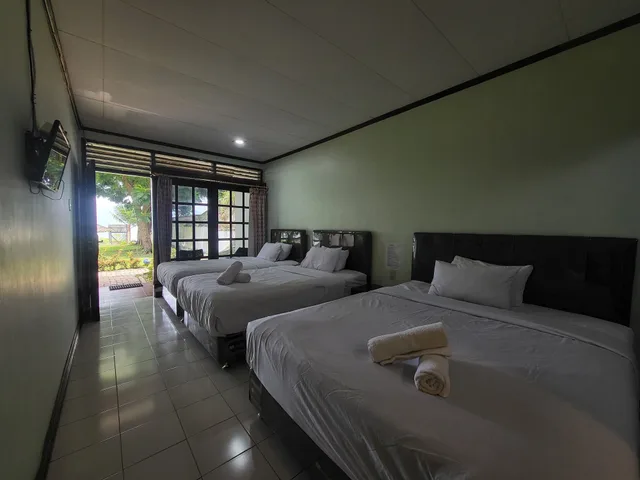 Family, 1 Queen and 1 Single Bed, Lake View, Private Bathroom, Pandu Lakeside Hotel Tuktuk 2/3