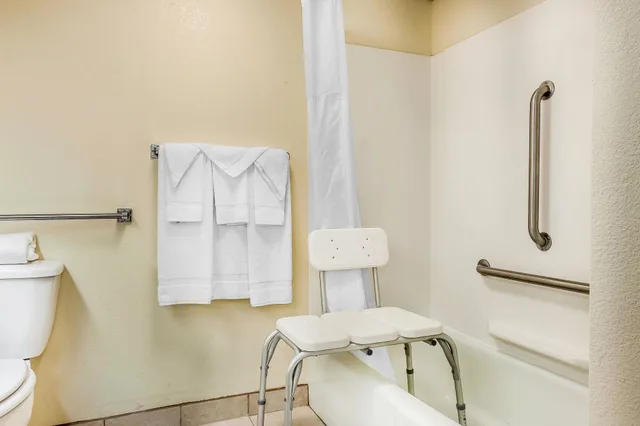 Upgrade, Suite, Double Bed، Quality Inn Gallipolis 2/2