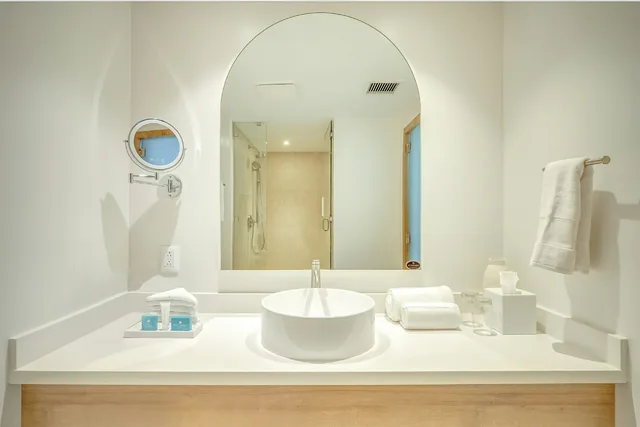 غرفة بريميوم بسرير كينج بإطلالة على البحر، Fort George Hotel And Spa 6/6