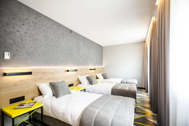 غرفة ثلاثية، AIR HOTEL 5/10
