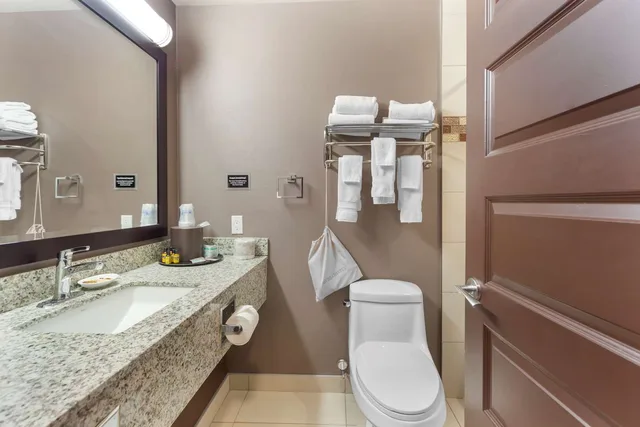 جناح بسرير كينج مع أريكة بمطبخ صغير، Best Western Plus Fox Creek 6/7