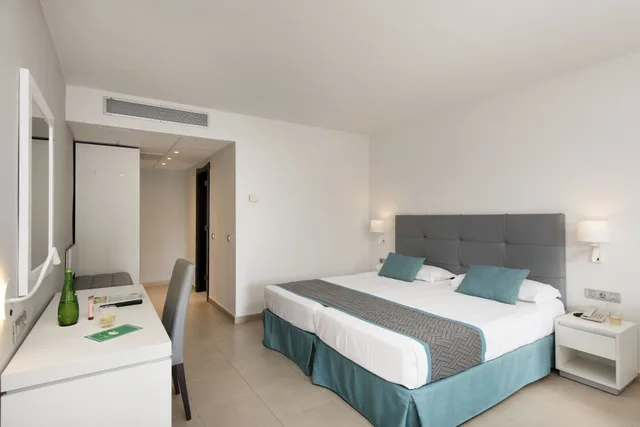 غرفة قياسية بسريرين منفصلين بإطلالة جزئية على البحر، Hotel Las Costas 5/10