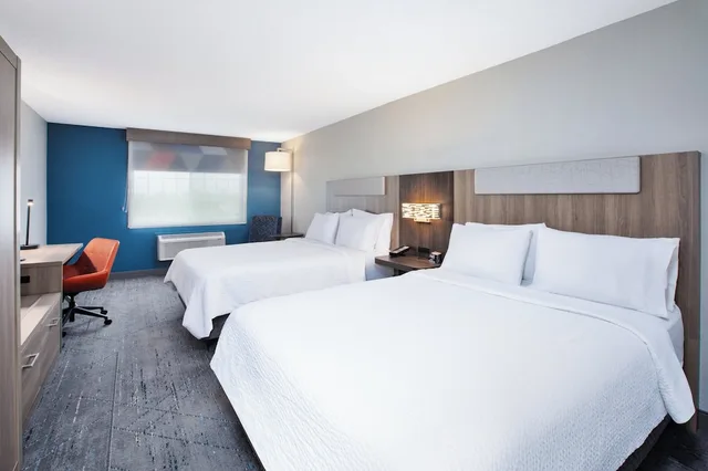 غرفة قياسية بسريرين كوين لذوي الإعاقة، Holiday Inn Express Hotel Suites Defiance 2/3