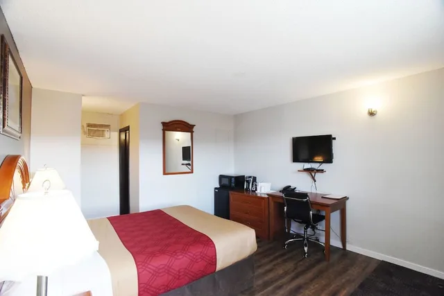 غرفة قياسية بسرير كوين، Econo Lodge Inn & Suites Drumheller 7/10