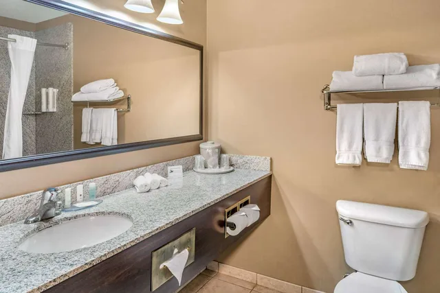 غرفة بسرير كينج، Clarion Pointe Medford Ex Holiday Inn Express Medford 3/3