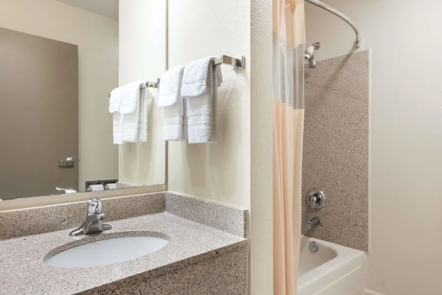 غرفة بزنس بسرير كوين، Days Inn By Wyndham St Peters/St Charles 2/3