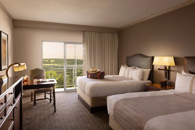 غرفة ديلوكس بسرير كينج بإطلالة على المدينة، Signia by Hilton La Cantera Resort & Spa 3/8