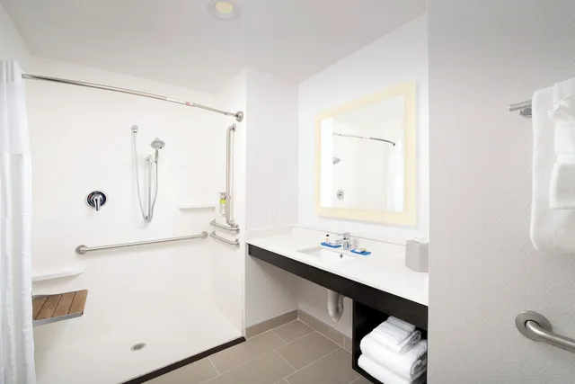 غرفة قياسية بسريرين كوين لذوي الإعاقة، Holiday Inn Express Pensacola Downtown 7/9