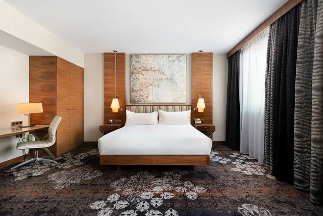غرفة بسرير كينج لذوي الإعاقة، DoubleTree by Hilton Krakow Hotel & Convention Center 2/8
