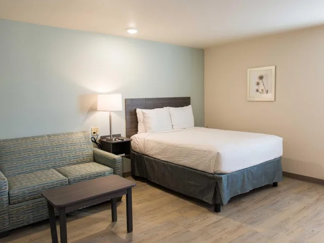 غرفة بسرير كوين مع أريكة، WoodSpring Suites Broken Arrow 2/6