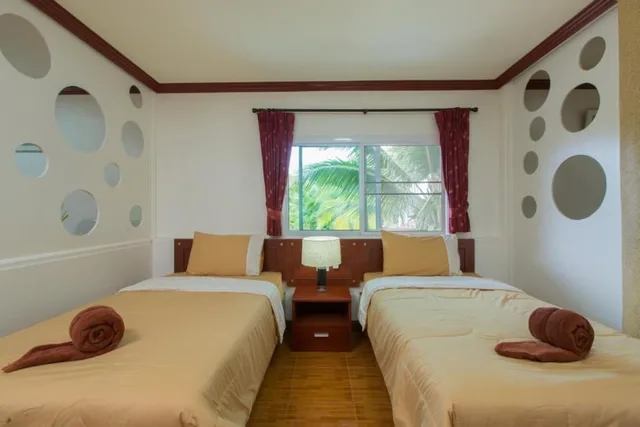 غرفة ثلاثية بسريرين منفصلين مع أريكة، Patong Rai Rom Yen Resort SHA 2/3