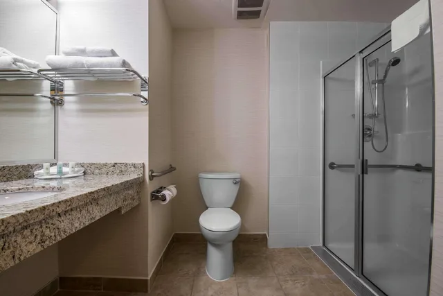 غرفة بسرير كوين، Comfort Inn & Suites Surrey 3/3
