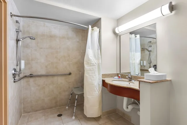 غرفة بسرير كينج لذوي الإعاقة، Econo Lodge Woodbridge 3/6