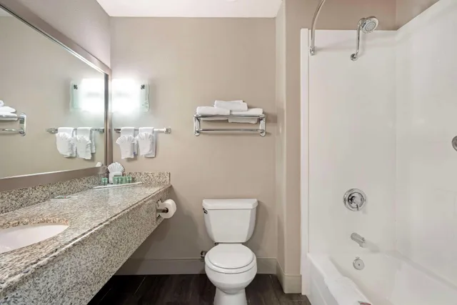 جناح بسرير كينج وسريرين كوين بغرفتين مع أريكة، Best Western Cedar Inn & Suites 4/4