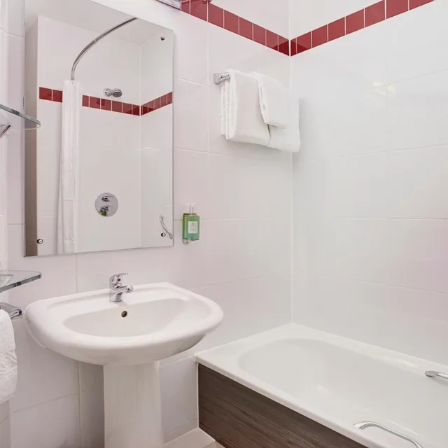 غرفة سوبيريور ثلاثية بسرير مزدوج، Leonardo Hotel Plymouth 2/2