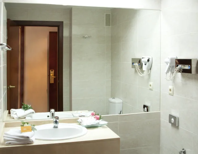 Economy, Double and Twin Beds, No Balcony، BQ Andalucia Beach Hotel 2/2