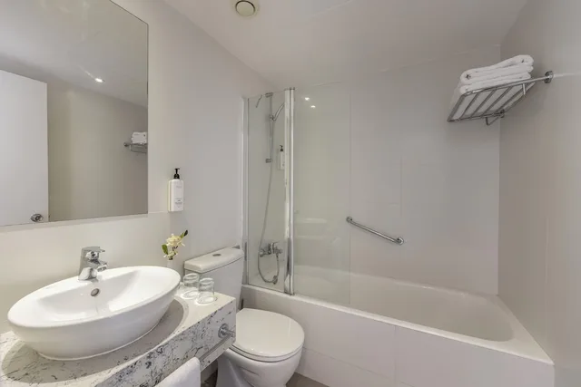 جناح بسرير مزدوج بإطلالة جزئية على البحر مع أريكة، Kapetanios Aqua Resort 3/3
