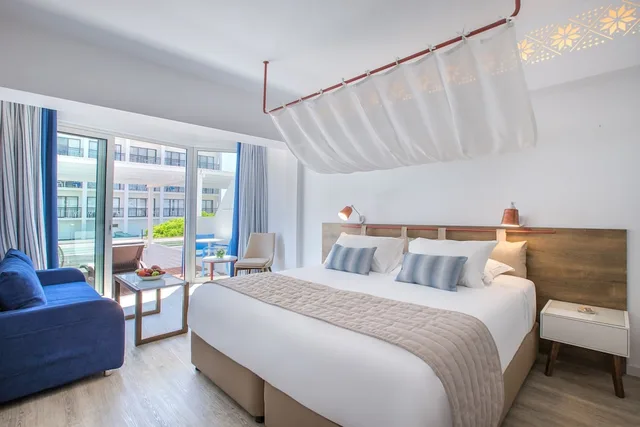 Family Suite - Junior-Terrace-Side Sea View، Lordos Beach Hotel and Spa 1/2