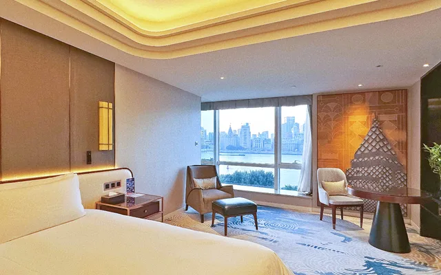 غرفة سوبيريور بسرير مزدوج أو سريرين منفصلين بإطلالة على النهر، Oriental Riverside Hotel Shanghai International Convention Center 3/4