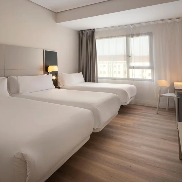 غرفة بسرير مزدوج مع سرير إضافي، B&B HOTEL Vitoria General Alava 1/8