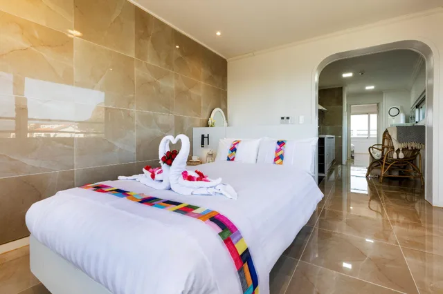 غرفة بسرير كينج وسرير فردي بإطلالة على البحر بغرفتي نوم، Sun And Moon Resort 2/2